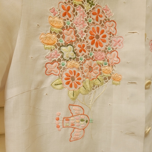 Vintage embroidered swallow bird floral peek-a-boo top with scalloped edges - Picture 6 of 10